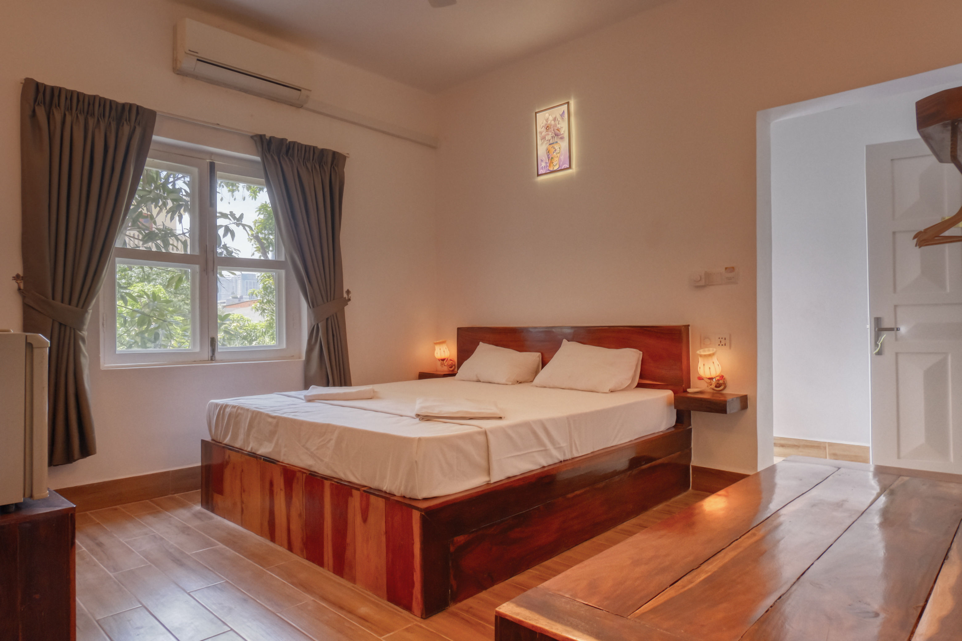 Room 7 | Standard Queen with Pool View (Second Floor)