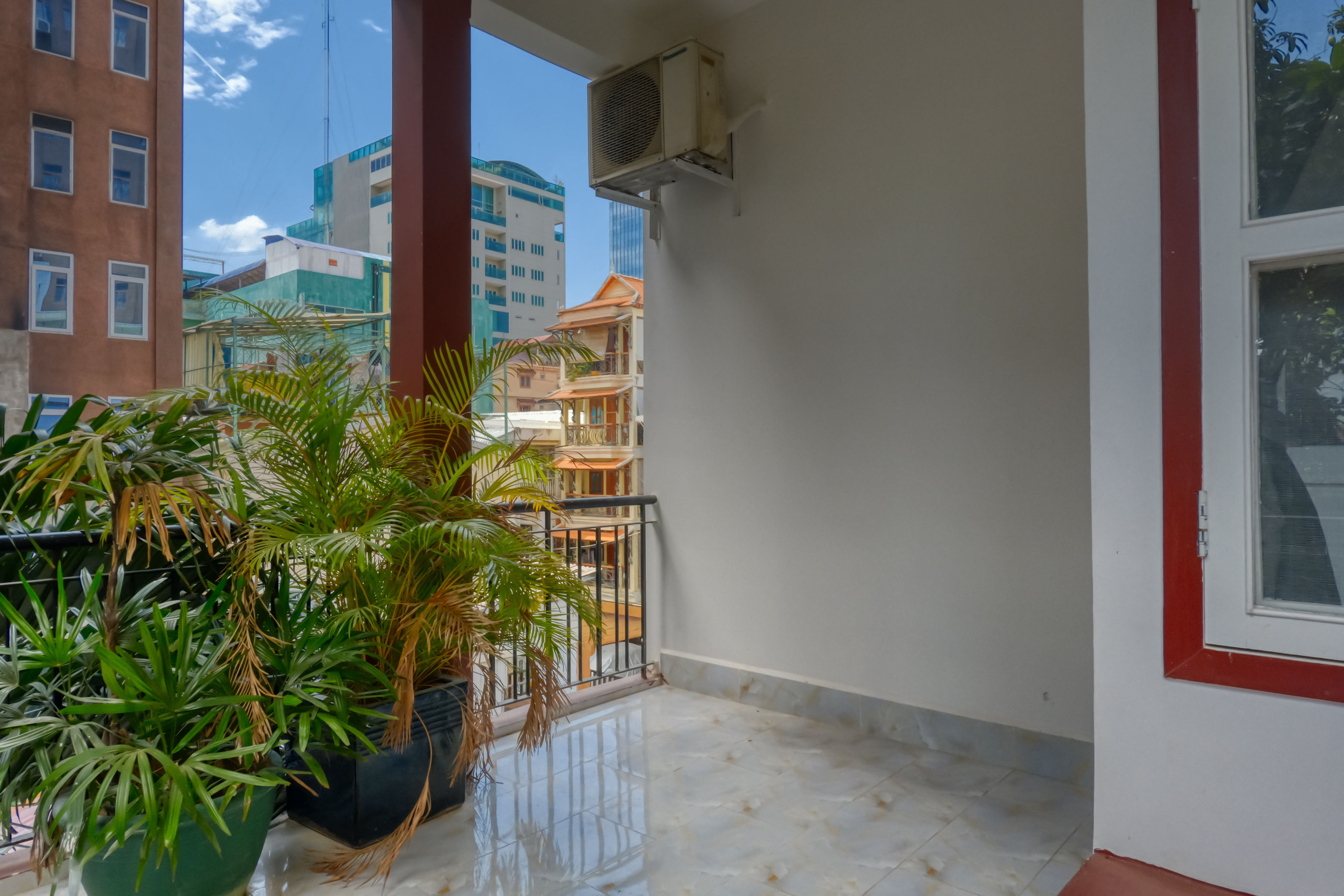 Room 8 | Deluxe Queen with Pool View (Second Floor)